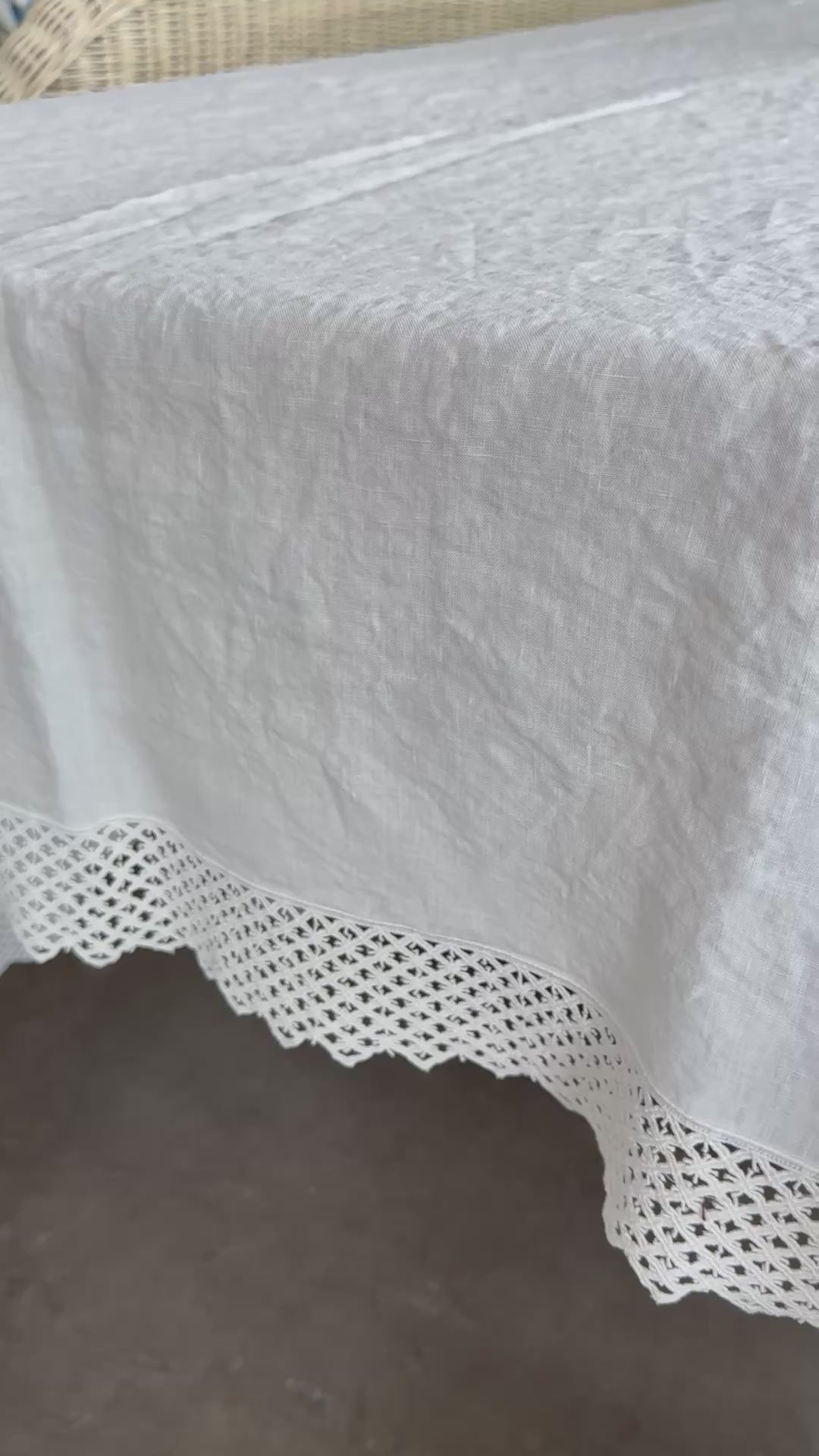 Italian Linen Tablecloth - Macramé 330 x 190cm